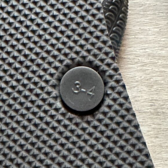 Old Navy Grey Oyster Flip-Flop Sandals for Kids (Partially Plant-Based) - Picture 4 of 9